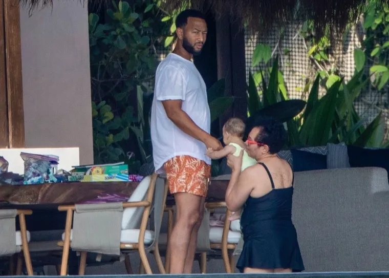 Chrissy Teigen iznenadila u neobično čednom badiću, ali ovo njezino golo kupanje ne zaboravlja se lako