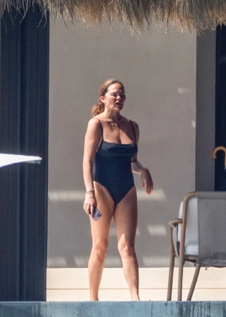 Chrissy Teigen iznenadila u neobično čednom badiću, ali ovo njezino golo kupanje ne zaboravlja se lako