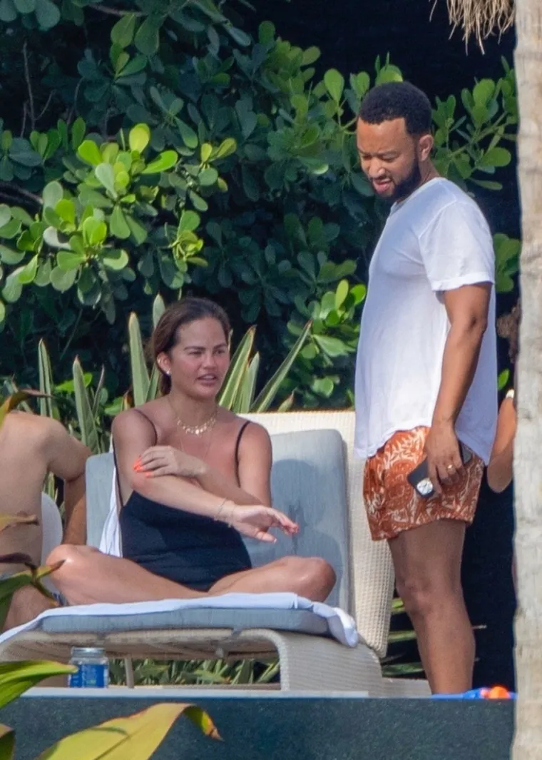 Chrissy Teigen iznenadila u neobično čednom badiću, ali ovo njezino golo kupanje ne zaboravlja se lako