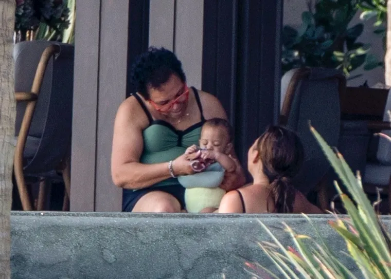 Chrissy Teigen iznenadila u neobično čednom badiću, ali ovo njezino golo kupanje ne zaboravlja se lako