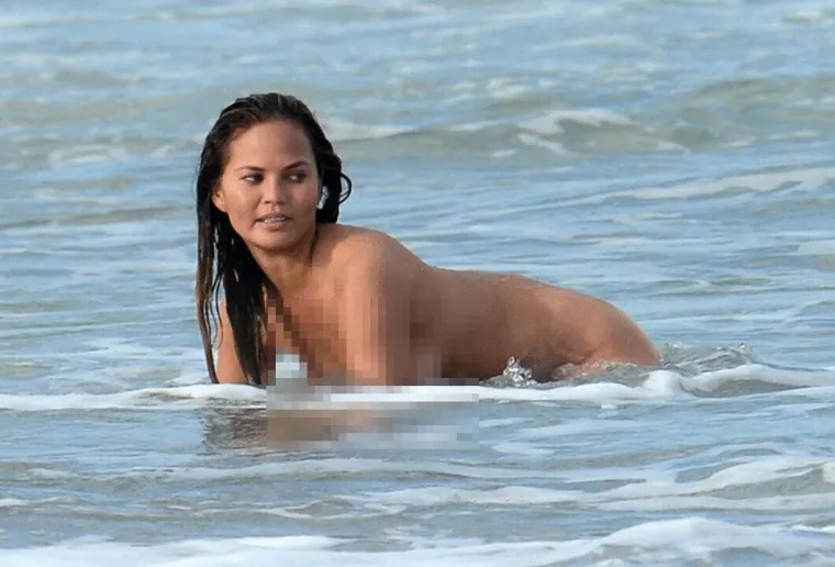 Chrissy Teigen iznenadila u neobično čednom badiću, ali ovo njezino golo kupanje ne zaboravlja se lako