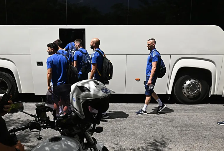 Velike mjere osiguranja: Dinamovi igrači napustili hotel u pratnji policije