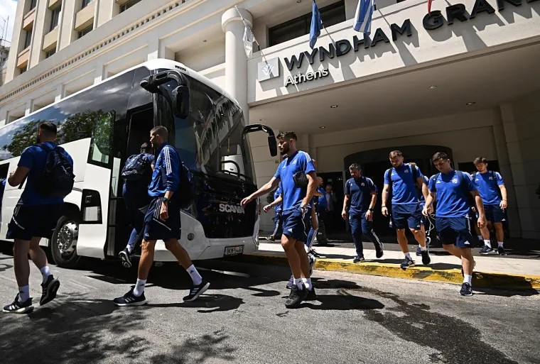 Nakon &scaron;to je zbog nereda i smrti navijača otkazana utakmica vraćaju se doma: Dinamovci uz jako osiguranje napu&scaron;taju Atenu