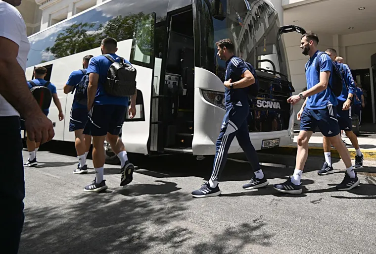 Nakon &scaron;to je zbog nereda i smrti navijača otkazana utakmica vraćaju se doma: Dinamovci uz jako osiguranje napu&scaron;taju Atenu