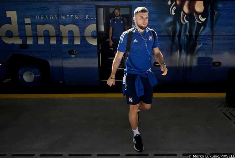 Nakon &scaron;to je zbog nereda i smrti navijača otkazana utakmica vraćaju se doma: Dinamovci uz jako osiguranje napu&scaron;taju Atenu