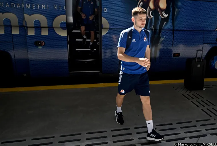 Nakon &scaron;to je zbog nereda i smrti navijača otkazana utakmica vraćaju se doma: Dinamovci uz jako osiguranje napu&scaron;taju Atenu