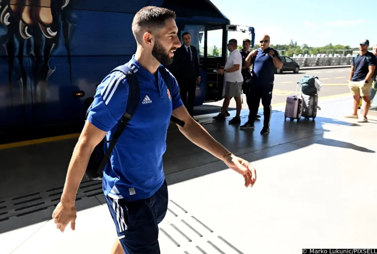 Nakon &scaron;to je zbog nereda i smrti navijača otkazana utakmica vraćaju se doma: Dinamovci uz jako osiguranje napu&scaron;taju Atenu