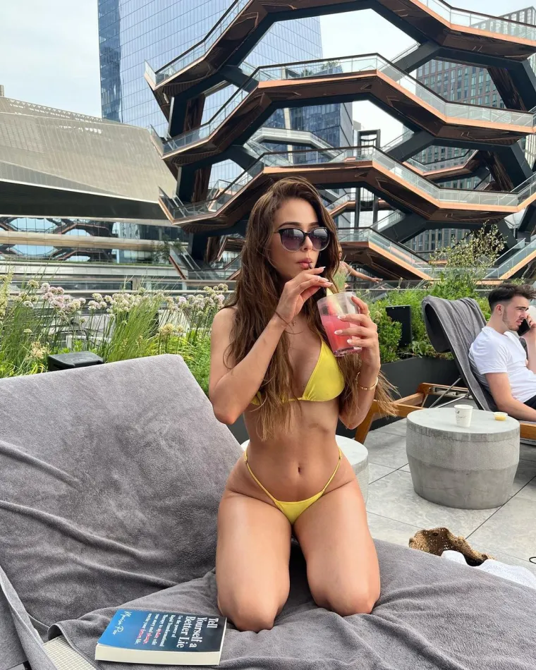 'Najzgodnija žena na planeti' malo toga prepustila ma&scaron;ti: Crnom čipkom raspametila je obožavatelje