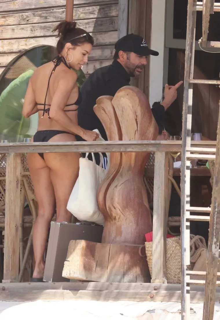 Evu Longoriju uhvatili na plaži, nastao metež: Kako žena izgleda u 49.! A tek kad je okrenula leđa...