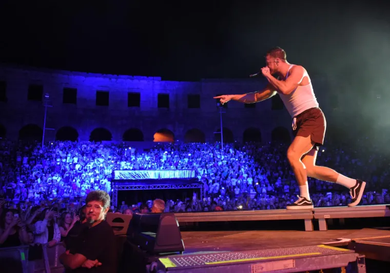 Zbog ovog mišićavka ženama se uzlupalo srce: Imagine Dragons napravio spektakl u prepunoj Puli, ali striptiz je ukrao šou