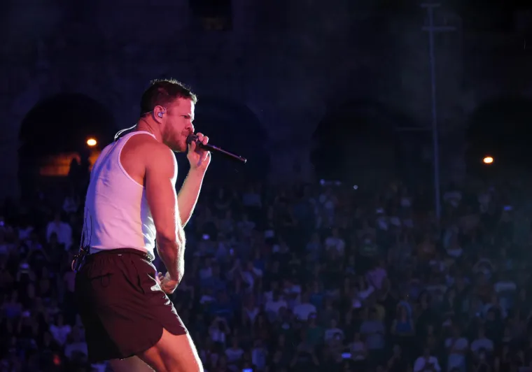Zbog ovog mišićavka ženama se uzlupalo srce: Imagine Dragons napravio spektakl u prepunoj Puli, ali striptiz je ukrao šou