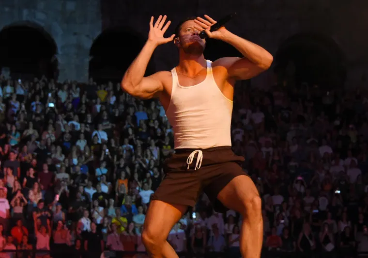 Zbog ovog mišićavka ženama se uzlupalo srce: Imagine Dragons napravio spektakl u prepunoj Puli, ali striptiz je ukrao šou