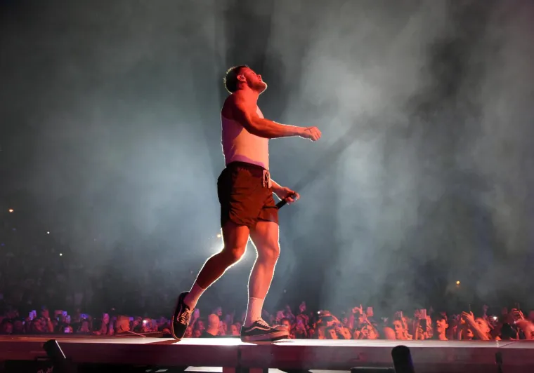 Zbog ovog mišićavka ženama se uzlupalo srce: Imagine Dragons napravio spektakl u prepunoj Puli, ali striptiz je ukrao šou