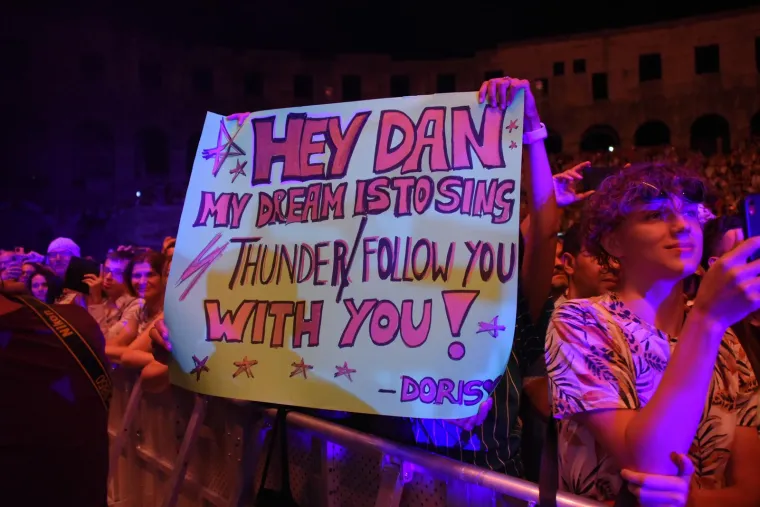 Zbog ovog mišićavka ženama se uzlupalo srce: Imagine Dragons napravio spektakl u prepunoj Puli, ali striptiz je ukrao šou