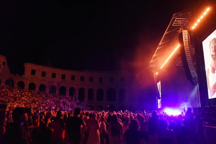 Zbog ovog mišićavka ženama se uzlupalo srce: Imagine Dragons napravio spektakl u prepunoj Puli, ali striptiz je ukrao šou