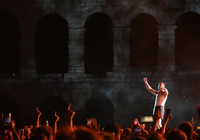Zbog ovog mišićavka ženama se uzlupalo srce: Imagine Dragons napravio spektakl u prepunoj Puli, ali striptiz je ukrao šou