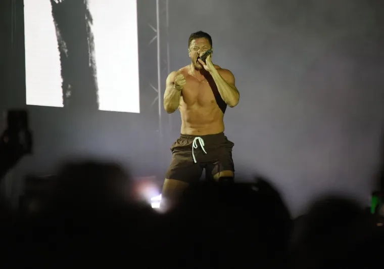 Zbog ovog mišićavka ženama se uzlupalo srce: Imagine Dragons napravio spektakl u prepunoj Puli, ali striptiz je ukrao šou