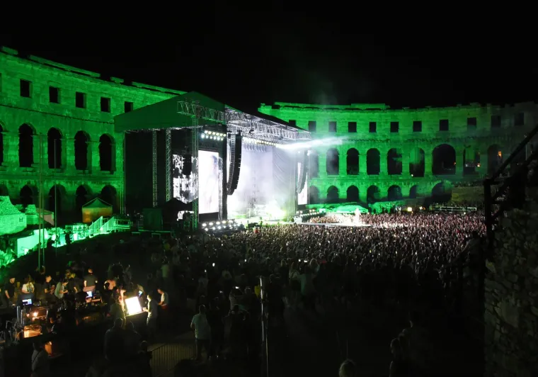Zbog ovog mišićavka ženama se uzlupalo srce: Imagine Dragons napravio spektakl u prepunoj Puli, ali striptiz je ukrao šou