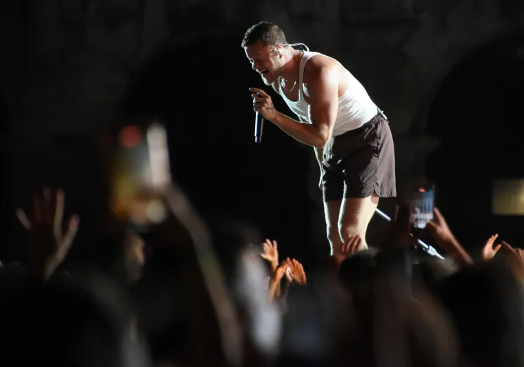 Zbog ovog mišićavka ženama se uzlupalo srce: Imagine Dragons napravio spektakl u prepunoj Puli, ali striptiz je ukrao šou