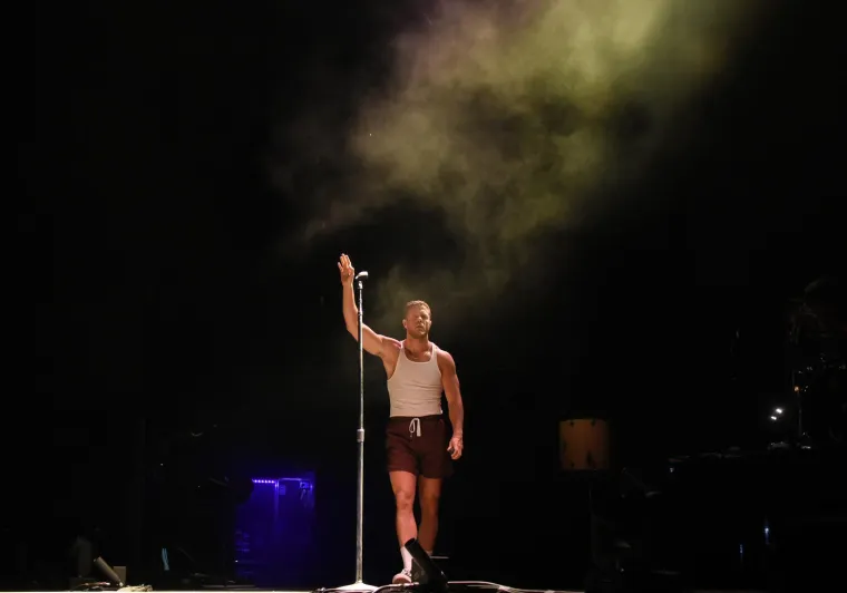 Zbog ovog mišićavka ženama se uzlupalo srce: Imagine Dragons napravio spektakl u prepunoj Puli, ali striptiz je ukrao šou