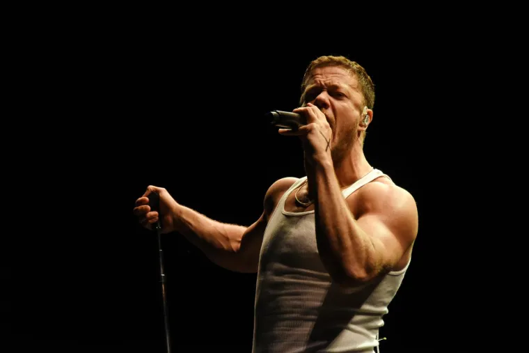 Zbog ovog mišićavka ženama se uzlupalo srce: Imagine Dragons napravio spektakl u prepunoj Puli, ali striptiz je ukrao šou