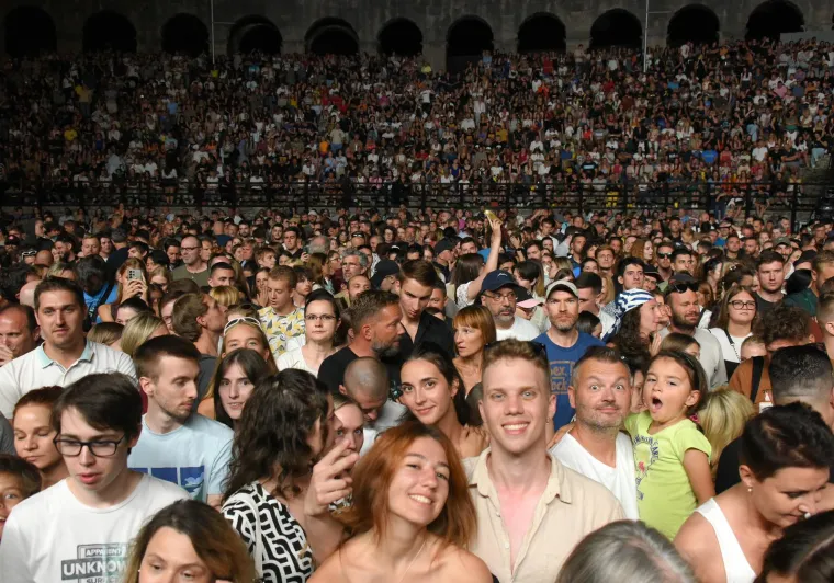 Zbog ovog mišićavka ženama se uzlupalo srce: Imagine Dragons napravio spektakl u prepunoj Puli, ali striptiz je ukrao šou