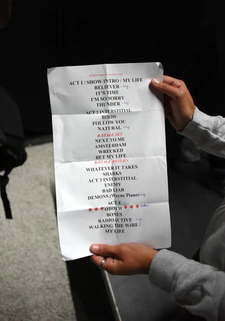 Zbog ovog mišićavka ženama se uzlupalo srce: Imagine Dragons napravio spektakl u prepunoj Puli, ali striptiz je ukrao šou