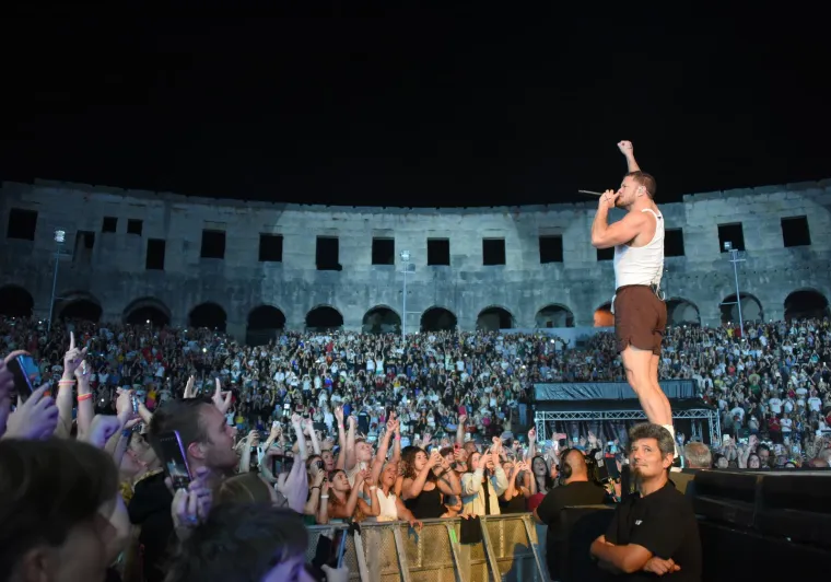 Zbog ovog mi&scaron;ićavka ženama se uzlupalo srce: Imagine Dragons napravio spektakl u prepunoj Puli, ali striptiz je ukrao &scaron;ou