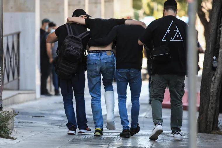 Hrvatski huligani jutros izvedeni pred tužitelja: Policajci ih potrpali u autobuse, svi su skrivali lica od fotoreportera