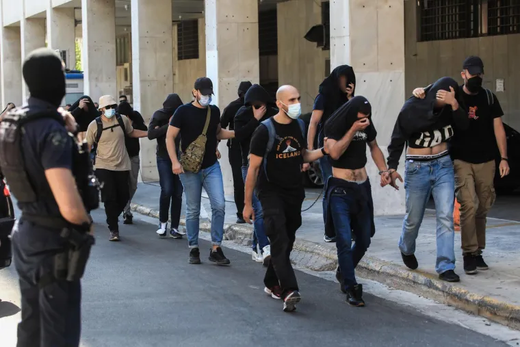 Hrvatski huligani jutros izvedeni pred tužitelja: Policajci ih potrpali u autobuse, svi su skrivali lica od fotoreportera