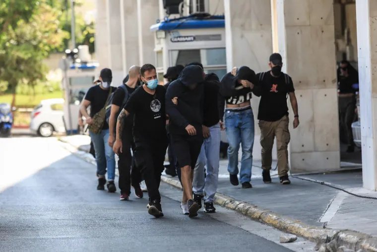 Hrvatski huligani jutros izvedeni pred tužitelja: Policajci ih potrpali u autobuse, svi su skrivali lica od fotoreportera