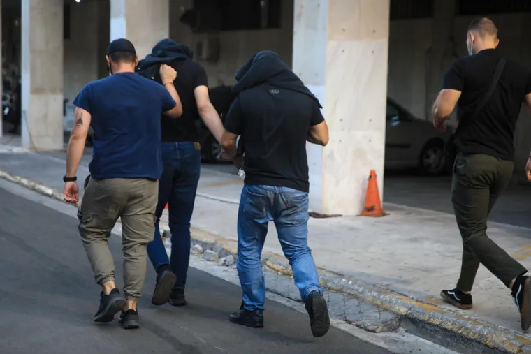 Hrvatski huligani jutros izvedeni pred tužitelja: Policajci ih potrpali u autobuse, svi su skrivali lica od fotoreportera