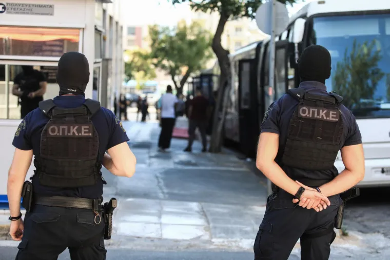 Hrvatski huligani jutros izvedeni pred tužitelja: Policajci ih potrpali u autobuse, svi su skrivali lica od fotoreportera