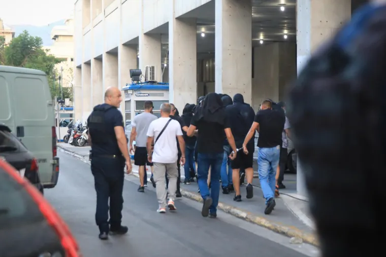 Hrvatski huligani jutros izvedeni pred tužitelja: Policajci ih potrpali u autobuse, svi su skrivali lica od fotoreportera