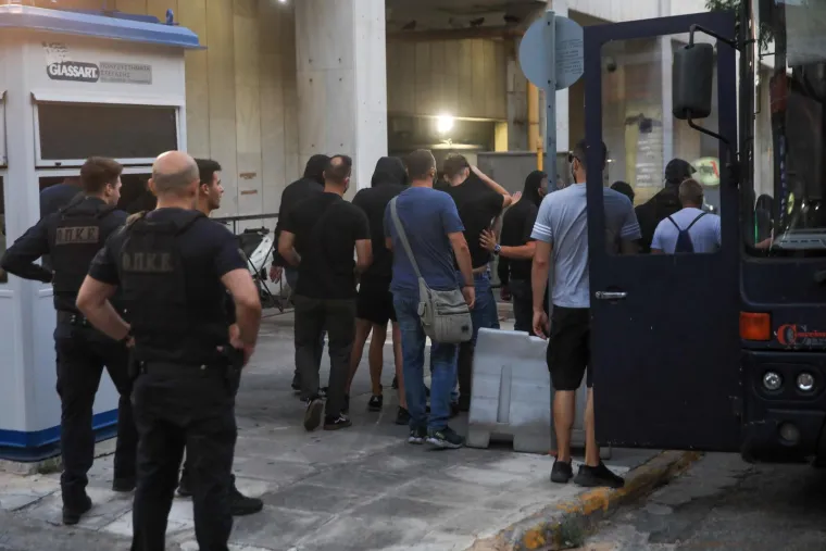 Hrvatski huligani jutros izvedeni pred tužitelja: Policajci ih potrpali u autobuse, svi su skrivali lica od fotoreportera