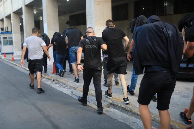 Hrvatski huligani jutros izvedeni pred tužitelja: Policajci ih potrpali u autobuse, svi su skrivali lica od fotoreportera