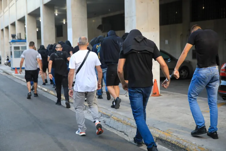 Hrvatski huligani jutros izvedeni pred tužitelja: Policajci ih potrpali u autobuse, svi su skrivali lica od fotoreportera