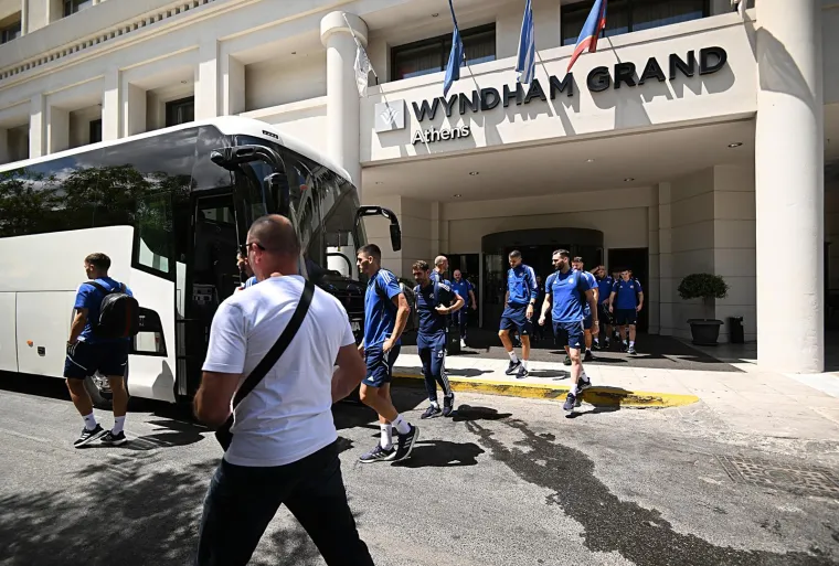 Hrvatski huligani jutros izvedeni pred tužitelja: Policajci ih potrpali u autobuse, svi su skrivali lica od fotoreportera