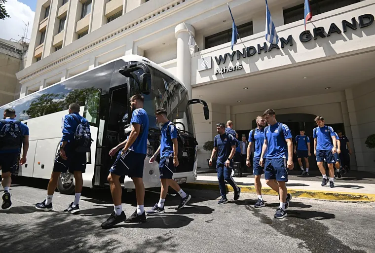 Hrvatski huligani jutros izvedeni pred tužitelja: Policajci ih potrpali u autobuse, svi su skrivali lica od fotoreportera