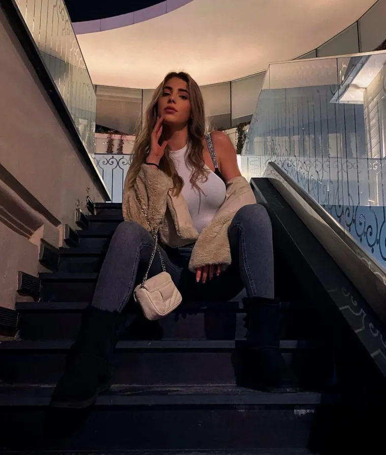 Vruća rumunjska studentica zapanjila obožavatelje: 'Nije mi dobro, treba mi zraka'