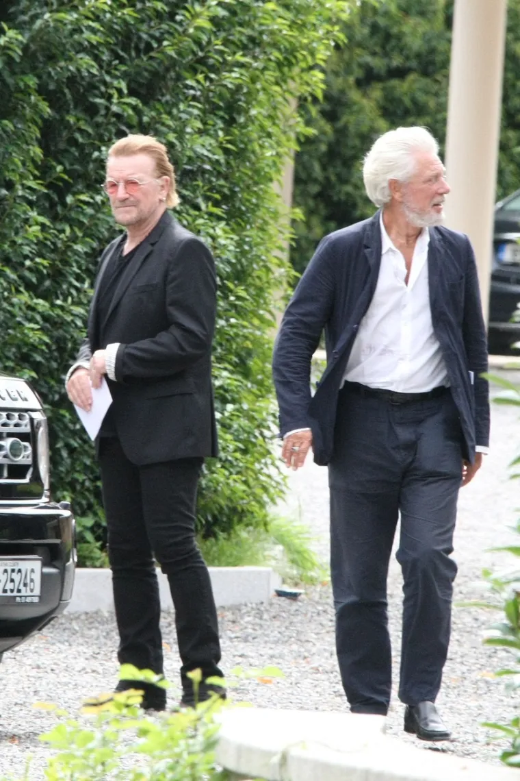 Pokopana je Sinead O'Connor: Na sprovodu tisuće ljudi, pjevačicu ispratila zvučna imena estrade, pa i državni vrh