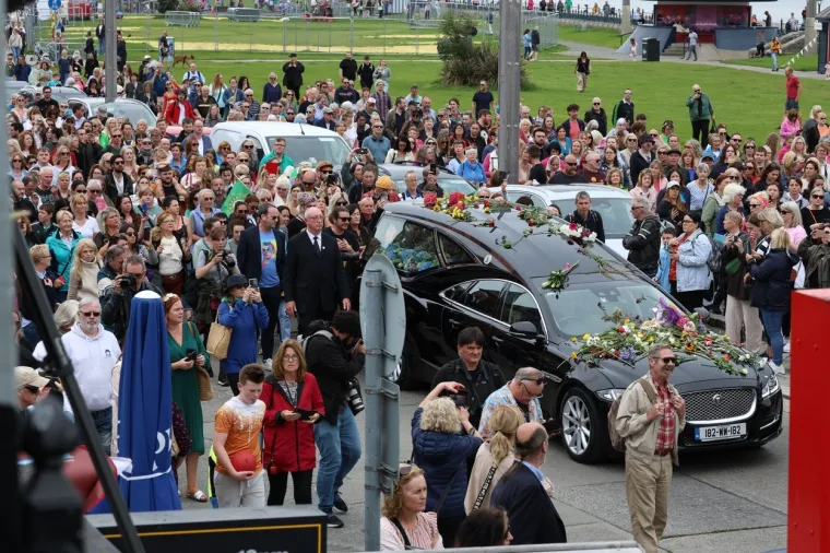 Pokopana je Sinead O'Connor: Na sprovodu tisuće ljudi, pjevačicu ispratila zvučna imena estrade, pa i državni vrh