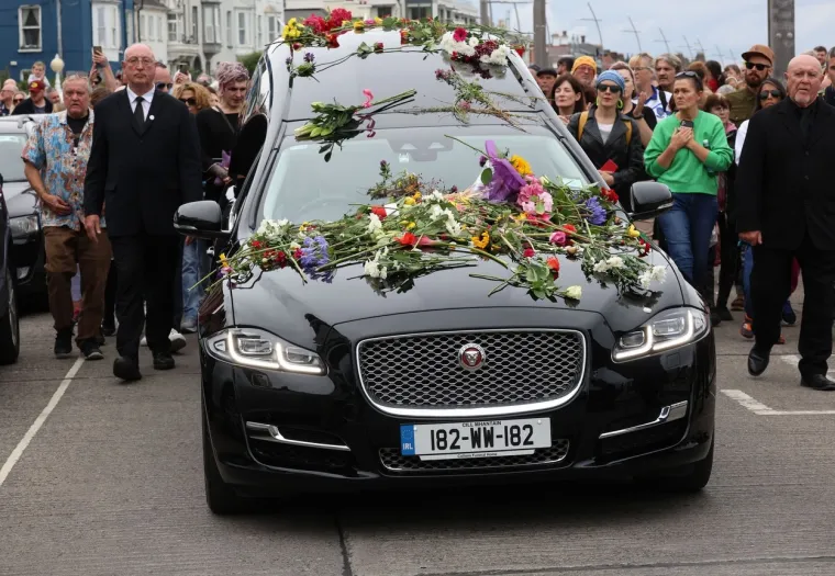 Pokopana je Sinead O'Connor: Na sprovodu tisuće ljudi, pjevačicu ispratila zvučna imena estrade, pa i državni vrh