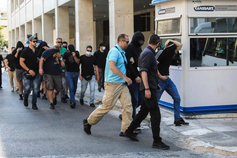 Pognutih glava i skrivajući lice majicama i kapuljačama: Ovo su uhićeni koji su dovedeni na sud u Ateni