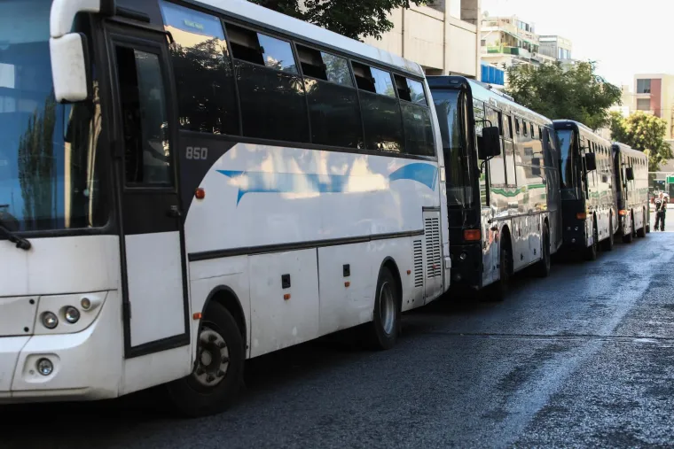 Pognutih glava i skrivajući lice majicama i kapuljačama: Ovo su uhićeni koji su dovedeni na sud u Ateni