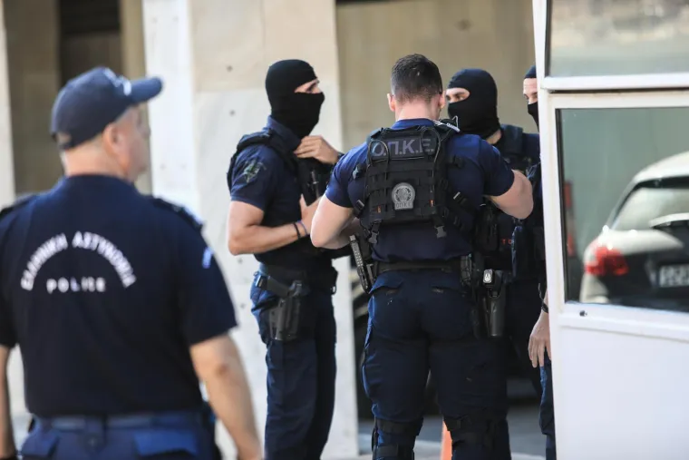 Pognutih glava i skrivajući lice majicama i kapuljačama: Ovo su uhićeni koji su dovedeni na sud u Ateni