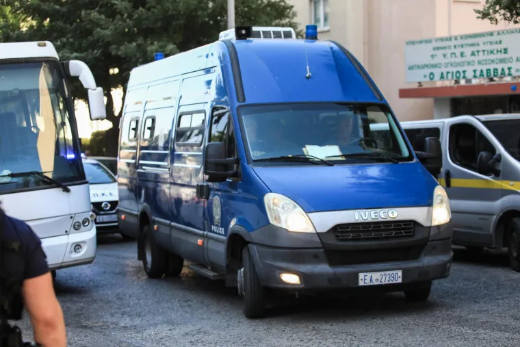 Pognutih glava i skrivajući lice majicama i kapuljačama: Ovo su uhićeni koji su dovedeni na sud u Ateni