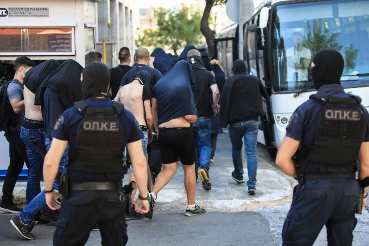 Pognutih glava i skrivajući lice majicama i kapuljačama: Ovo su uhićeni koji su dovedeni na sud u Ateni