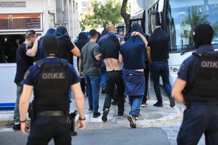 Pognutih glava i skrivajući lice majicama i kapuljačama: Ovo su uhićeni koji su dovedeni na sud u Ateni