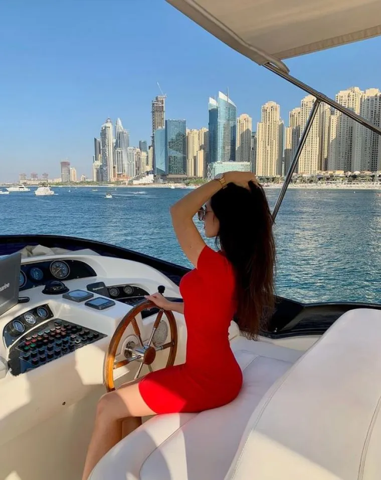 "Budi lijepa, obrazovana, lijepo se obuci i uzmi te novce", rekla je Sofia ženama.